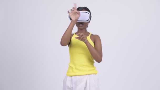 Jonge Afrikaanse vrouw met behulp van virtual reality headset — Stockvideo