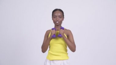 Mutlu genç güzel Afrikalı kadın ile halter egzersiz