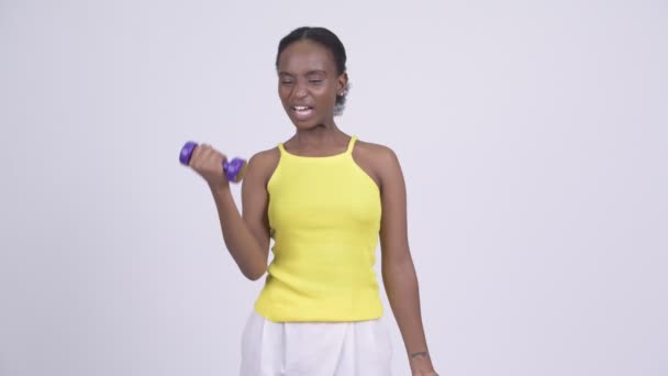 Νεαρή Αφρικανή γυναίκα άσκηση με βαράκια — Αρχείο Βίντεο