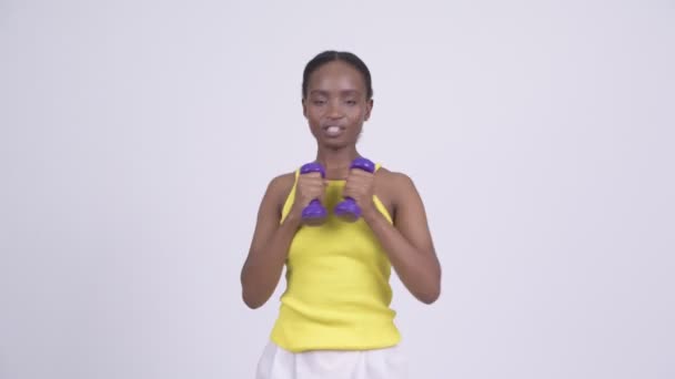 Счастливая молодая красивая африканская женщина тренируется с гантелями — стоковое видео