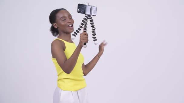 Feliz jovem bela mulher africana vlogging com telefone — Vídeo de Stock