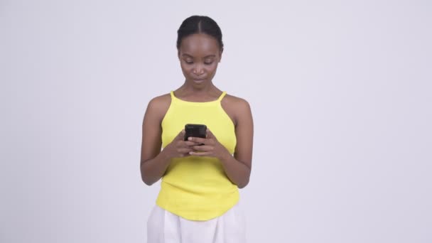 愉快的年轻美丽的非洲妇女使用电话 — 图库视频影像