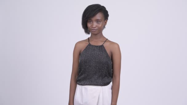 Junge schöne afrikanische Frau denkt, bereit zu feiern — Stockvideo
