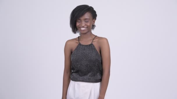 Felice giovane bella donna africana pensando pronto a festa — Video Stock