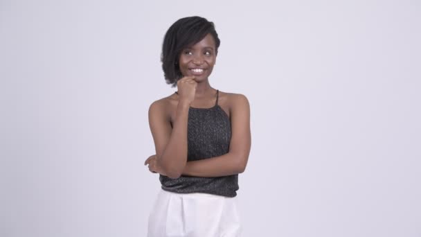 Glücklich junge schöne afrikanische Frau denkt und schaut auf — Stockvideo