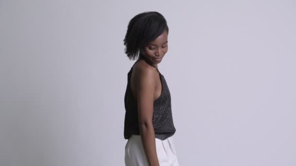 Gelukkig jonge mooie Afrikaanse vrouw kijken camera en klaar om te feesten — Stockvideo