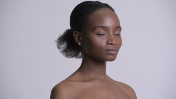 Πρόσωπο της ευτυχισμένη νεαρή όμορφη αφρικανική γυναίκα shirtless ως έννοια της ομορφιάς — Αρχείο Βίντεο