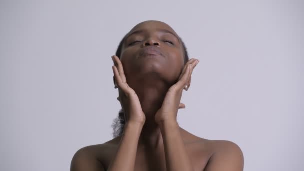 Лицо молодой красивой африканской женщины без рубашки, как концепция красоты — стоковое видео