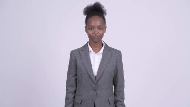 Giovane bella donna d'affari africana contro sfondo bianco — Video Stock