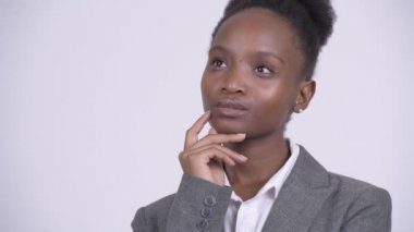 Düşünme ve ararken genç mutlu Afrika iş kadını yüzü
