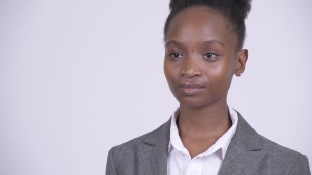 Rostro de joven feliz mujer de negocios africana pensando — Vídeos de Stock