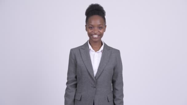 Giovane donna d'affari africana felice agitando la mano alla macchina fotografica — Video Stock