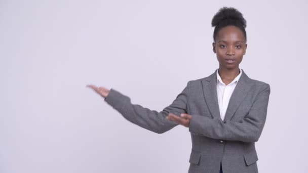 Bir şey gösterilen genç mutlu Afrika iş kadını — Stok video