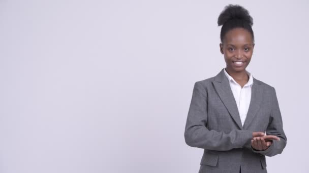 Joven feliz mujer de negocios africana mostrando algo — Vídeos de Stock