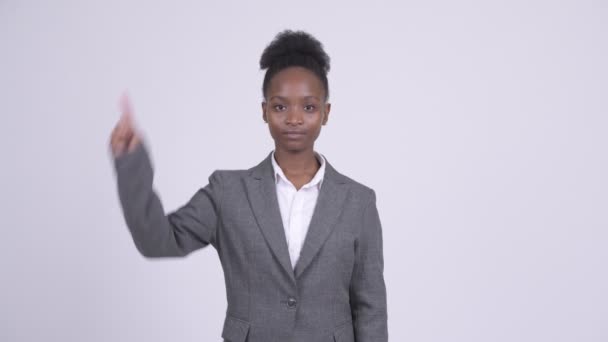 Unga vackra afrikanska affärskvinna pekar uppåt — Stockvideo