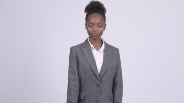 Joven hermosa mujer de negocios africana dando apretón de manos — Vídeo de stock