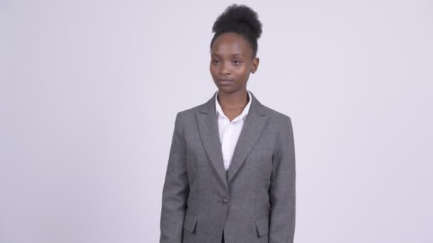 Jovem bela mulher de negócios Africano dando polegares para cima — Vídeo de Stock