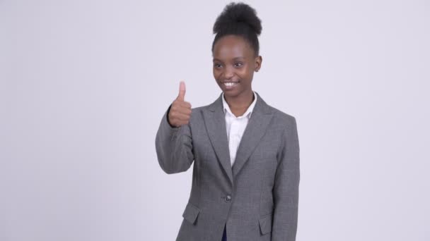 Joven feliz mujer de negocios africana dando pulgares hacia arriba — Vídeo de stock