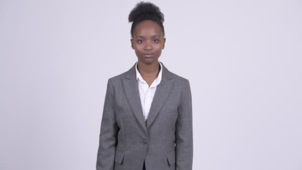 Jeune femme d'affaires africaine stressée obtenir de mauvaises nouvelles — Video