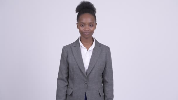 Jonge gelukkig Afrikaanse zakenvrouw kijken verbaasd — Stockvideo