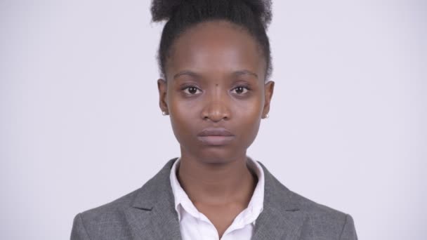 Лицо молодой африканской предпринимательницы, закрывающей глаза, как концепция трех мудрых обезьян — стоковое видео