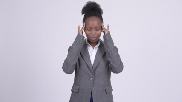 Joven mujer de negocios africana estresada teniendo dolor de cabeza — Vídeo de stock