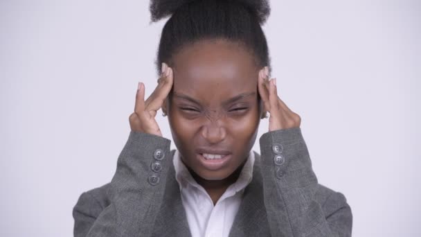 Ansikte av unga betonade afrikanska affärskvinna med huvudvärk — Stockvideo