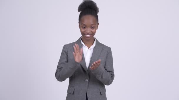 Jeune femme d'affaires africaine heureuse applaudissements mains — Video