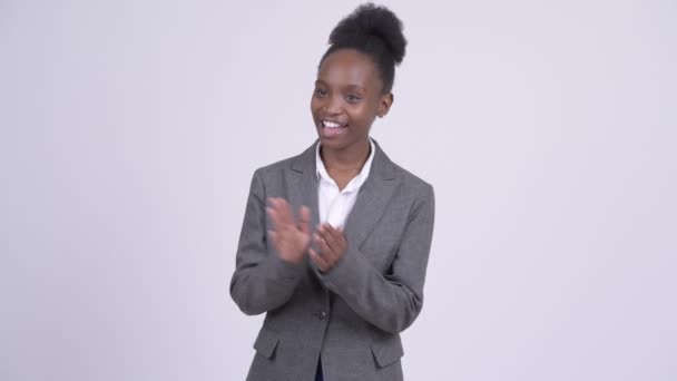Junge glückliche afrikanische Geschäftsfrau klatscht in die Hände — Stockvideo