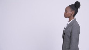 Genç güzel Afrika işkadını düşünme profili görünümü
