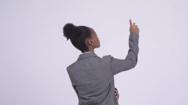 Dikiz yönetmenlik ve parmak işaret genç Afrika iş kadını