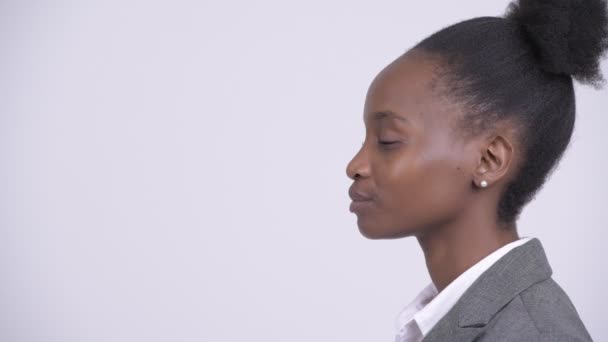 Vista de primer plano del perfil de la joven mujer de negocios africana hermosa pensando — Vídeos de Stock