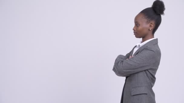 Perfil vista da jovem mulher de negócios Africano feliz com braços cruzados — Vídeo de Stock