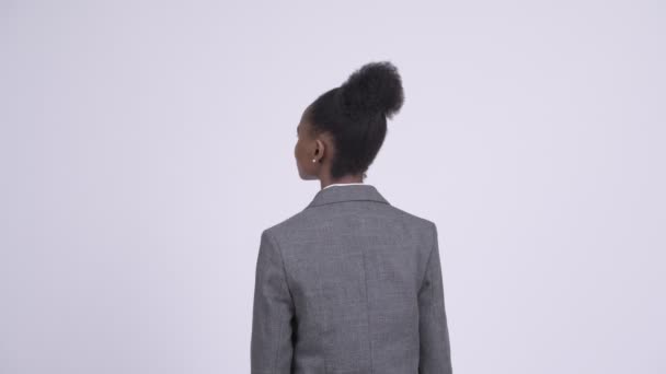 Visão traseira da jovem mulher de negócios africana pensando e esperando — Vídeo de Stock