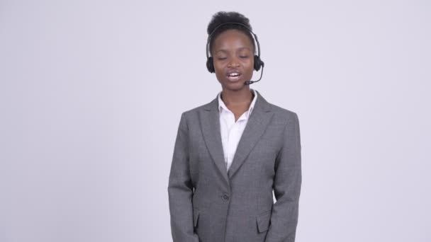 Junge schöne afrikanische Geschäftsfrau als Callcenter-Repräsentantin im Gespräch — Stockvideo