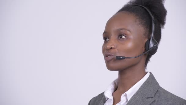 Jovem mulher de negócios africana feliz trabalhando como representante do call center — Vídeo de Stock