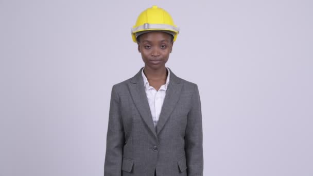 Jonge mooie Afrikaanse zakenvrouw dragen van veiligheidshelm — Stockvideo