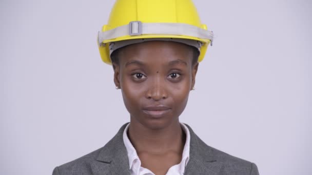 Ansikte av unga vackra afrikanska affärskvinna bär hardhat — Stockvideo