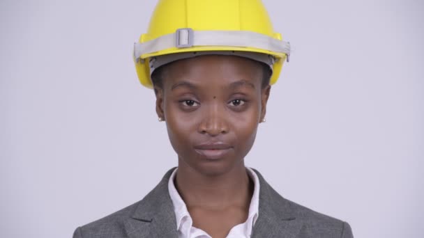 Ansikte av unga glada afrikanska affärskvinna bär hardhat — Stockvideo