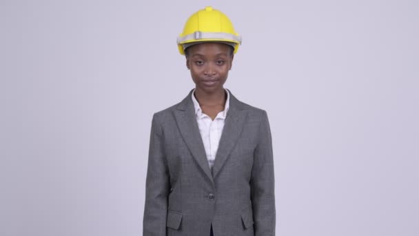 Giovane felice donna d'affari africana indossa hardhat — Video Stock