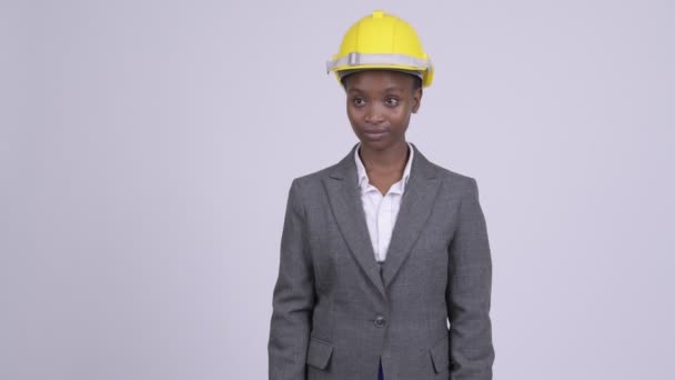 Unga vackra afrikanska affärskvinna med hardhat tänkande — Stockvideo