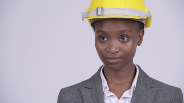 Πρόσωπο του νέους ευτυχισμένη αφρικανική επιχειρηματίας με hardhat σκέψης — Αρχείο Βίντεο