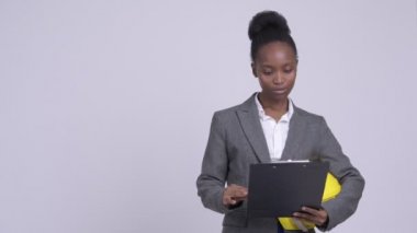 Genç Afrika işkadını panoya okunurken kızmaya kask ile
