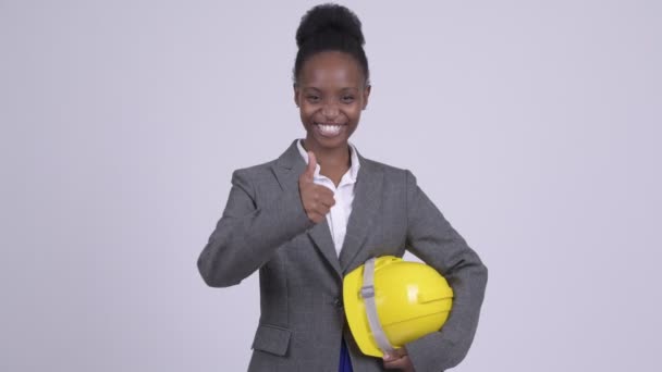 Unga glada afrikanska affärskvinna med hardhat ger tummen upp — Stockvideo
