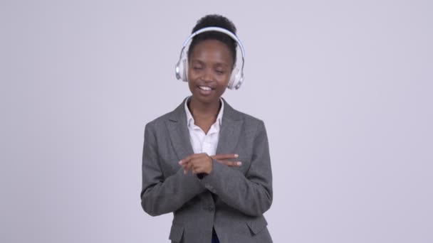Giovane donna d'affari africana felice che balla e ascolta musica — Video Stock