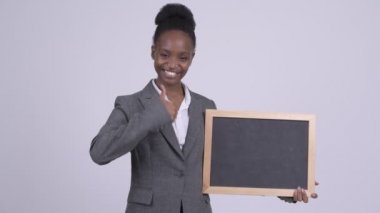 Blackboard tutarak ve Yaşasın vererek genç mutlu Afrika işkadını