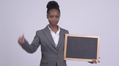 Blackboard tutarak ve aşağı Yaşasın vererek genç üzücü Afrika işkadını
