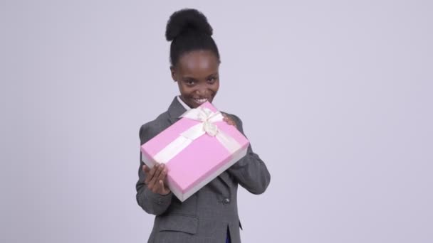 Jovem mulher de negócios Africano feliz segurando caixa de presente — Vídeo de Stock