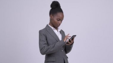 Genç üzücü Afrika işkadını telefon kullanıyorsanız ve kötü haber