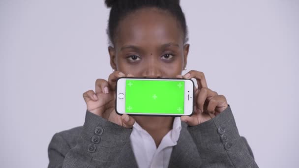 Volto della giovane donna d'affari africana felice che mostra il telefono — Video Stock